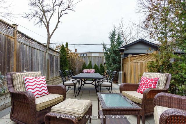 139 Springdale Blvd, House detached with 2 bedrooms, 3 bathrooms and 2 parking in Toronto ON | Image 14