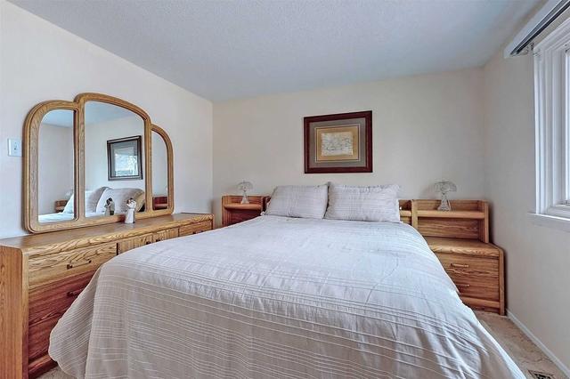 229 Centre St N, House detached with 4 bedrooms, 2 bathrooms and 4 parking in Brampton ON | Image 36