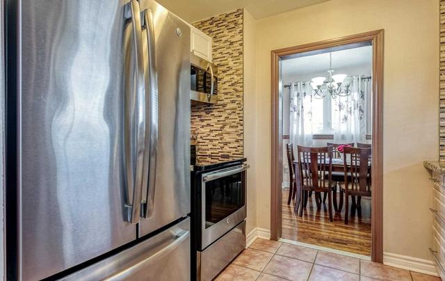 134 Town House Cres, Townhouse with 3 bedrooms, 2 bathrooms and 2 parking in Brampton ON | Image 6