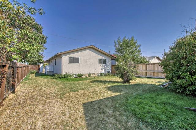 411 68 Street Ne, House detached with 3 bedrooms, 1 bathrooms and 3 parking in Calgary AB | Image 35