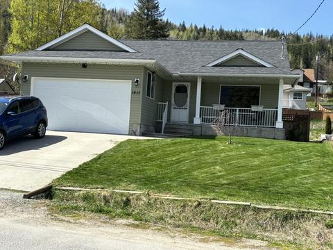 1835 First Street, House detached with 5 bedrooms, 3 bathrooms and null parking in Fruitvale BC | Card Image