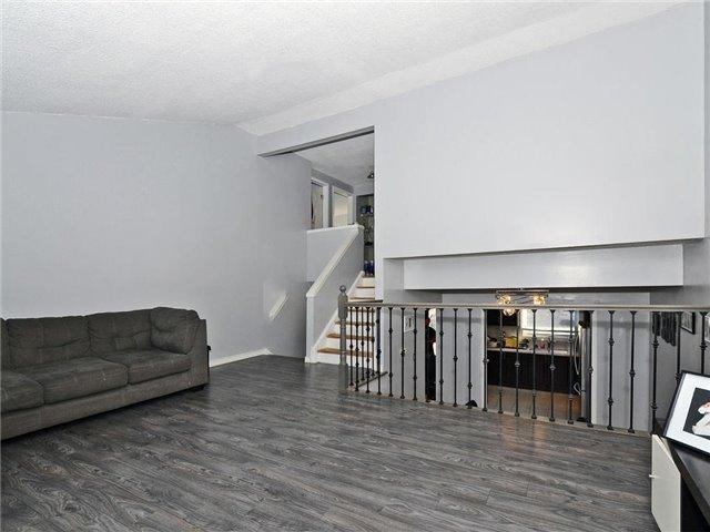 2 Moffatt Crt, House detached with 3 bedrooms, 2 bathrooms and 2 parking in Toronto ON | Image 9