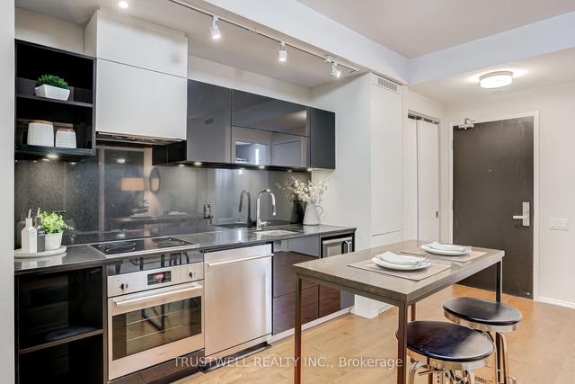 1009 - 125 Peter St, Condo with 2 bedrooms, 1 bathrooms and 1 parking in Toronto ON | Image 2