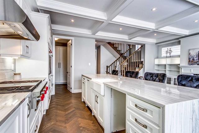 10 Kipling Grove Crt, House detached with 3 bedrooms, 5 bathrooms and 4 parking in Toronto ON | Image 2