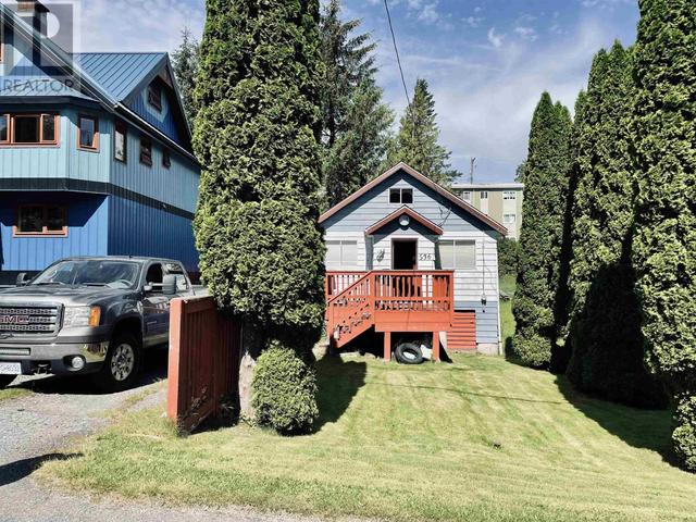 536 W 9th Avenue, House detached with 2 bedrooms, 1 bathrooms and null parking in Fernie BC | Card Image
