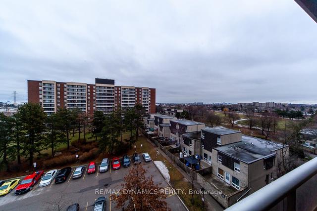 707 - 31 Four Winds Dr, Condo with 2 bedrooms, 1 bathrooms and 1 parking in Toronto ON | Image 4