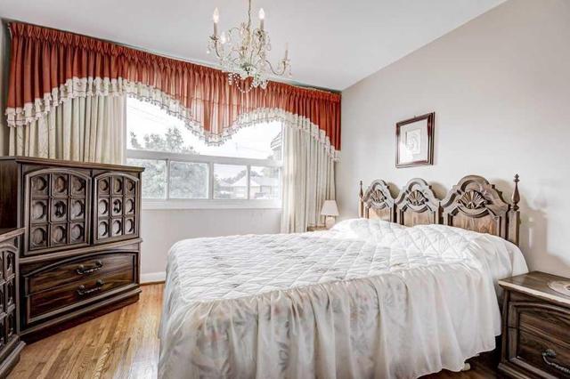 10 Tyne Crt, House detached with 3 bedrooms, 2 bathrooms and 3 parking in Toronto ON | Image 8