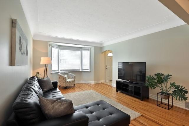 363 East 34th St, House detached with 2 bedrooms, 2 bathrooms and 4 parking in Hamilton ON | Image 3