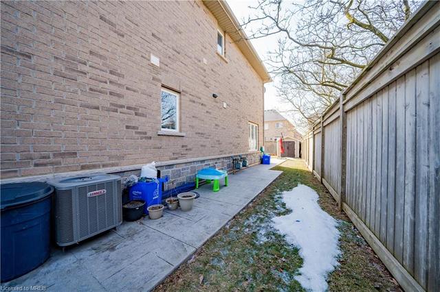 2450 Shadow Court N, House attached with 3 bedrooms, 3 bathrooms and 3 parking in Oakville ON | Image 32