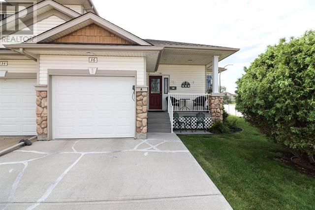 36 Stonegate Crescent Se, House attached with 3 bedrooms, 2 bathrooms and 2 parking in Medicine Hat AB | Image 1