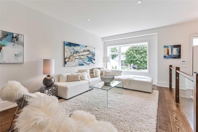 14 Parkview Hts, House detached with 4 bedrooms, 5 bathrooms and 2 parking in Toronto ON | Image 2
