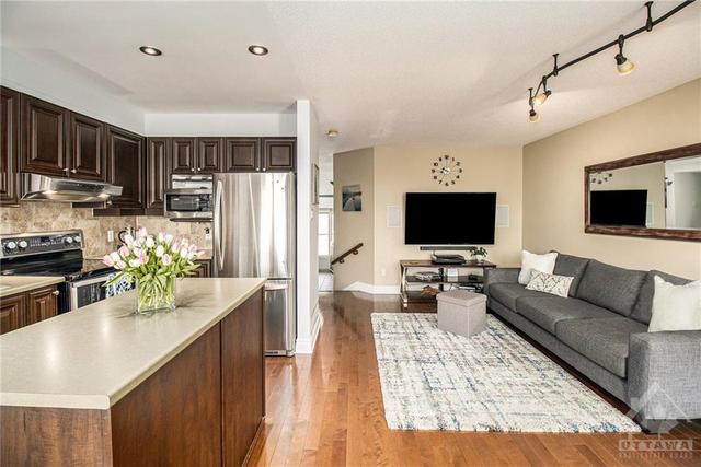 319 Hillsboro Private, Townhouse with 3 bedrooms, 3 bathrooms and 2 parking in Ottawa ON | Image 6