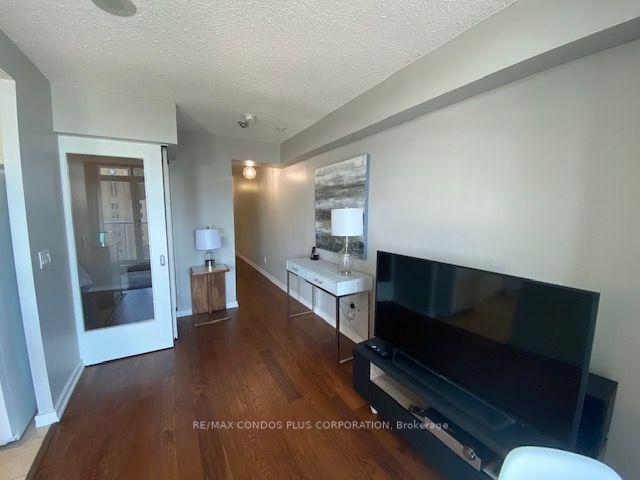 908 - 8 York St, Condo with 1 bedrooms, 1 bathrooms and 1 parking in Toronto ON | Image 2