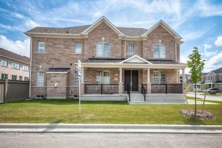 81 Radial Dr, House attached with 3 bedrooms, 3 bathrooms and 2 parking in Aurora ON | Image 1