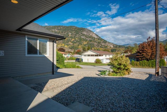 608 6th Avenue, House detached with 4 bedrooms, 2 bathrooms and 6 parking in Castlegar BC | Image 21