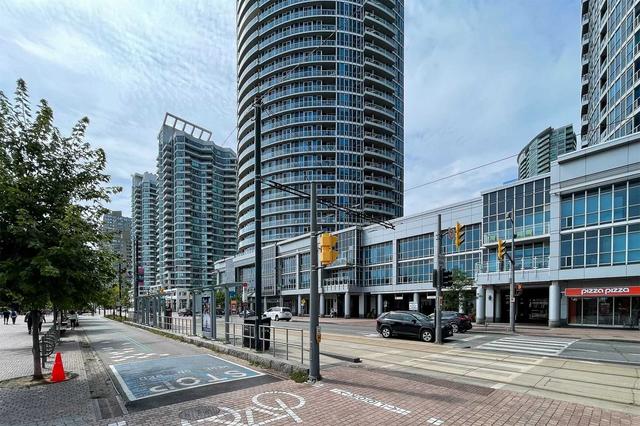 1711 - 218 Queens Quay W, Condo with 2 bedrooms, 2 bathrooms and 1 parking in Toronto ON | Image 35