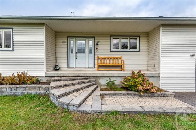 1899 Concession 1 Road, House detached with 4 bedrooms, 3 bathrooms and 10 parking in Alfred and Plantagenet ON | Image 3