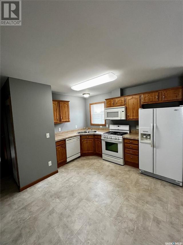 d - 10 73 Robert Street W, Home with 2 bedrooms, 1 bathrooms and null parking in Swift Current SK | Card Image