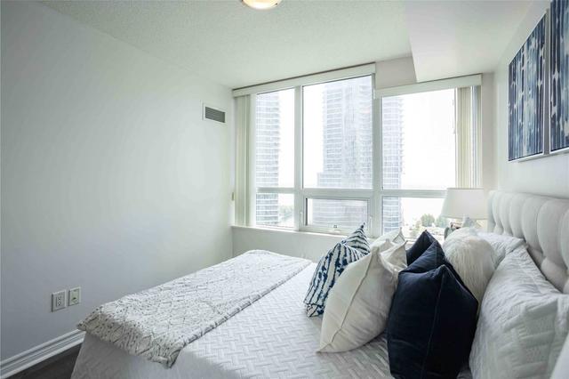 2010 - 19 Grand Trunk Cres, Condo with 2 bedrooms, 2 bathrooms and 1 parking in Toronto ON | Image 10