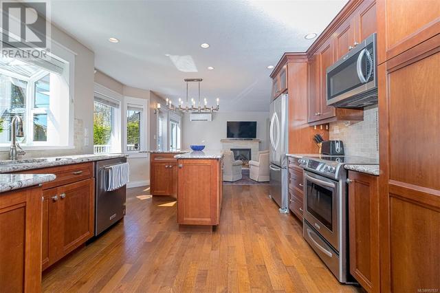924 Deal St, House detached with 4 bedrooms, 4 bathrooms and 5 parking in Oak Bay BC | Image 23