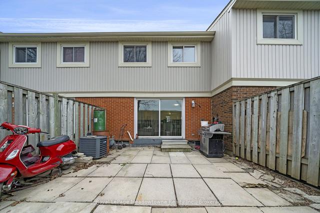 38 - 561 Childs Dr, Townhouse with 3 bedrooms, 2 bathrooms and 1 parking in Milton ON | Image 4