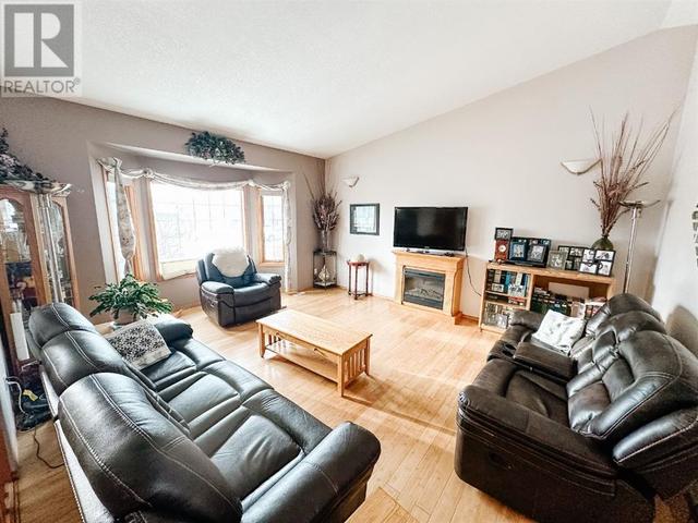 4722 43 Street, House detached with 4 bedrooms, 3 bathrooms and 4 parking in Mayerthorpe AB | Image 4