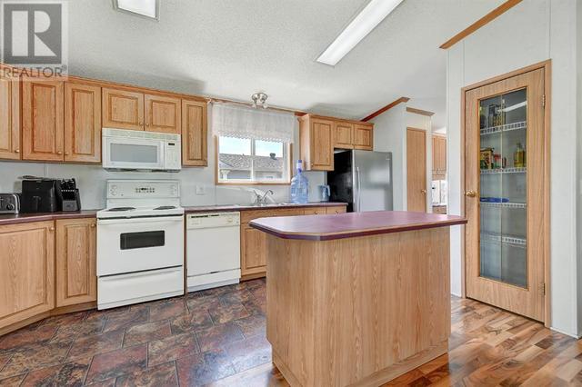 99 Clark Crescent, Home with 3 bedrooms, 2 bathrooms and 2 parking in Grande Prairie County No. 1 AB | Image 3