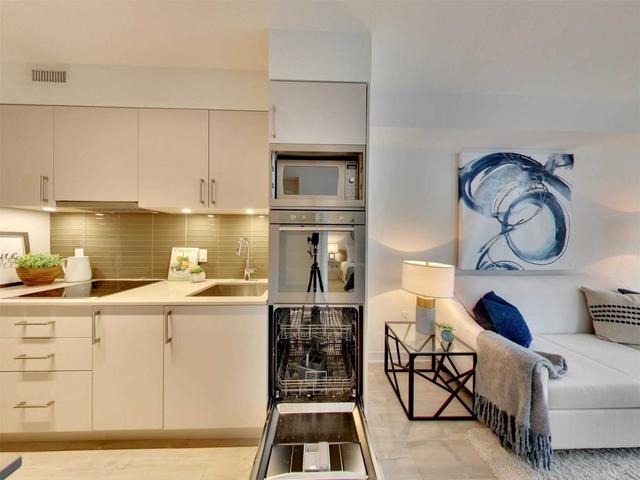 1112w - 27 Bathurst St, Condo with 2 bedrooms, 2 bathrooms and 0 parking in Toronto ON | Image 3