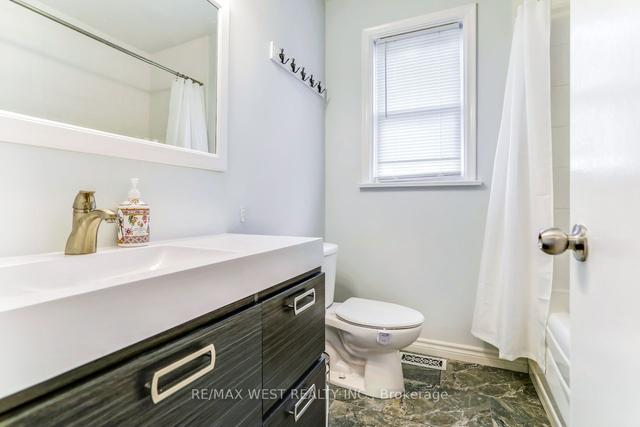 3 Sanctbury Pl, House detached with 3 bedrooms, 2 bathrooms and 5 parking in Toronto ON | Image 8