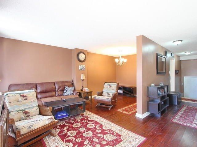 144 Moregate Cres, Townhouse with 3 bedrooms, 2 bathrooms and 2 parking in Brampton ON | Image 4