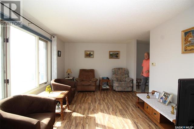 595 9th Street W, House detached with 4 bedrooms, 2 bathrooms and null parking in Shaunavon SK | Image 4