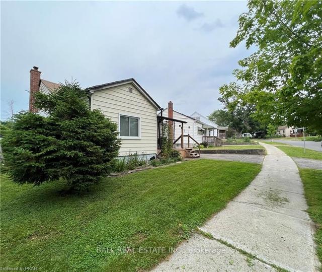 28 Edgewater Blvd, House detached with 2 bedrooms, 2 bathrooms and 2 parking in Peterborough ON | Image 27