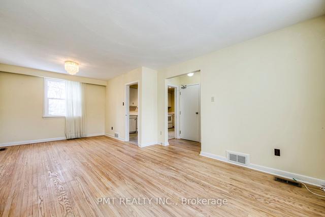 main - 124 Edinborough Crt, House other with 3 bedrooms, 1 bathrooms and 1 parking in Toronto ON | Image 19