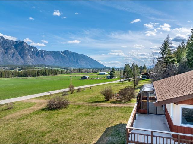 3481 Crestview Road, House detached with 2 bedrooms, 2 bathrooms and null parking in Central Kootenay B BC | Image 5