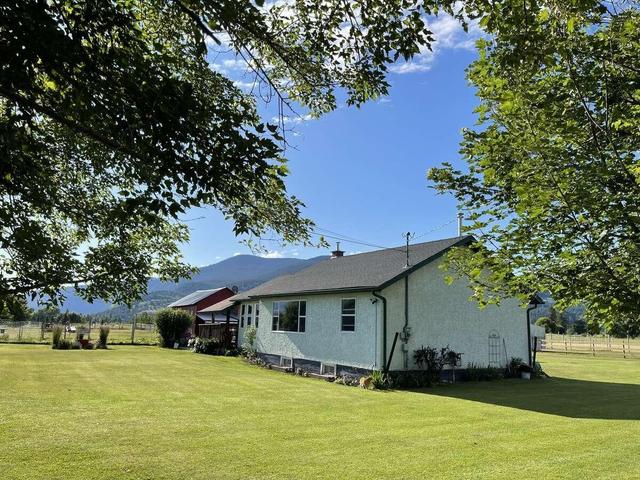 5240 Hillview Road, House detached with 3 bedrooms, 2 bathrooms and 15 parking in Kootenay Boundary D BC | Image 1