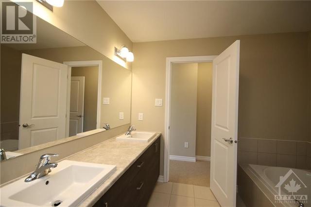15 Rookie Crescent, Townhouse with 3 bedrooms, 3 bathrooms and 2 parking in Ottawa ON | Image 19