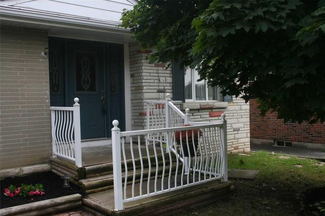 1351 Cedar St, House detached with 2 bedrooms, 2 bathrooms and 2 parking in Oshawa ON | Image 4