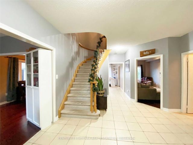 15 Surrey Dr, House detached with 4 bedrooms, 3 bathrooms and 6 parking in Barrie ON | Image 2
