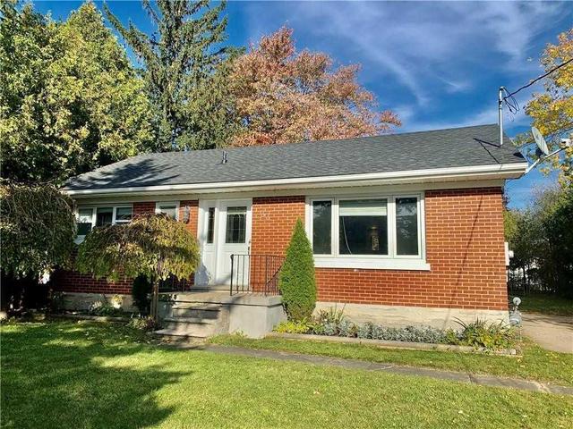 33 Daniel Ave, House detached with 2 bedrooms, 2 bathrooms and 5 parking in Kitchener ON | Image 2