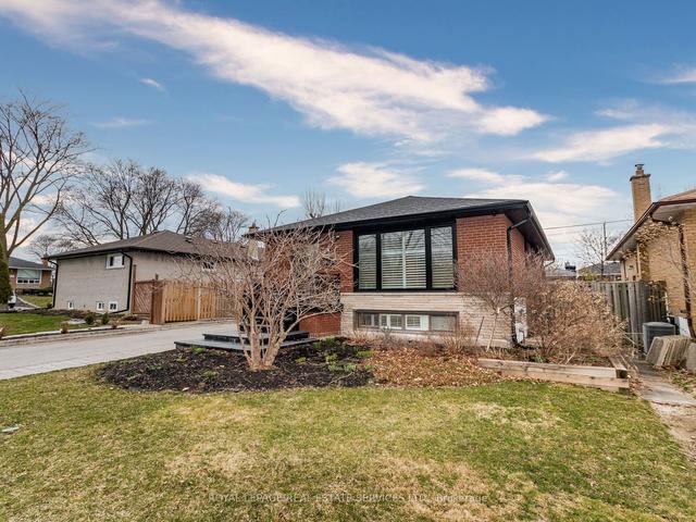 4 Shipley Rd, House detached with 3 bedrooms, 2 bathrooms and 4 parking in Toronto ON | Image 12