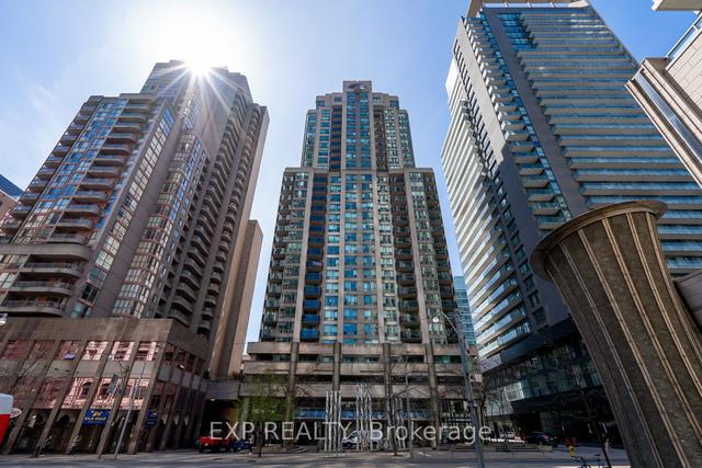 902 - 750 Bay St, Condo with 1 bedrooms, 1 bathrooms and 1 parking in Toronto ON | Image 1