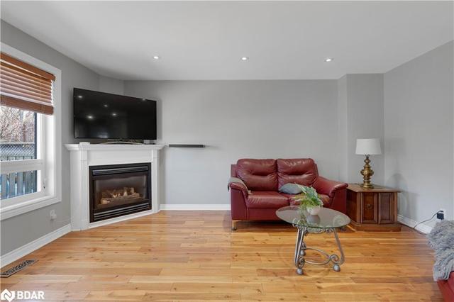 3 Logan Court, House detached with 3 bedrooms, 2 bathrooms and 5 parking in Barrie ON | Image 3