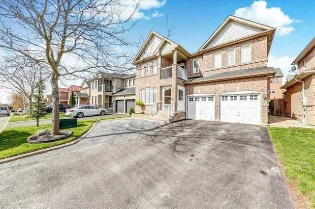 111 Red River Cres, House detached with 4 bedrooms, 3 bathrooms and 3 parking in Newmarket ON | Image 2