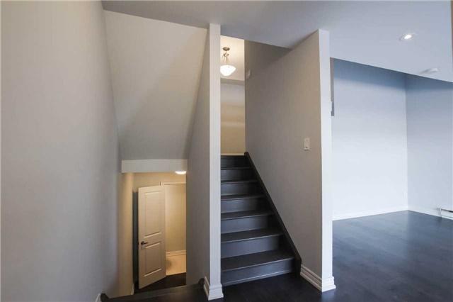 221 Milestone Cres, Townhouse with 3 bedrooms, 2 bathrooms and 1 parking in Aurora ON | Image 3