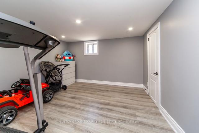 30 Battersea Cres, House detached with 2 bedrooms, 2 bathrooms and 6 parking in Toronto ON | Image 20