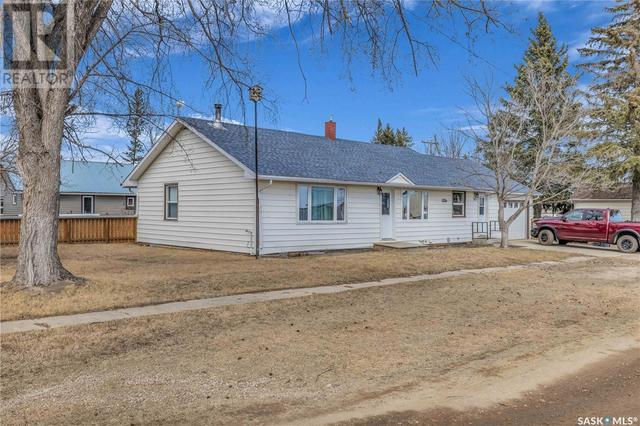 103 2nd Avenue S, House detached with 4 bedrooms, 2 bathrooms and null parking in Goodsoil SK | Image 2