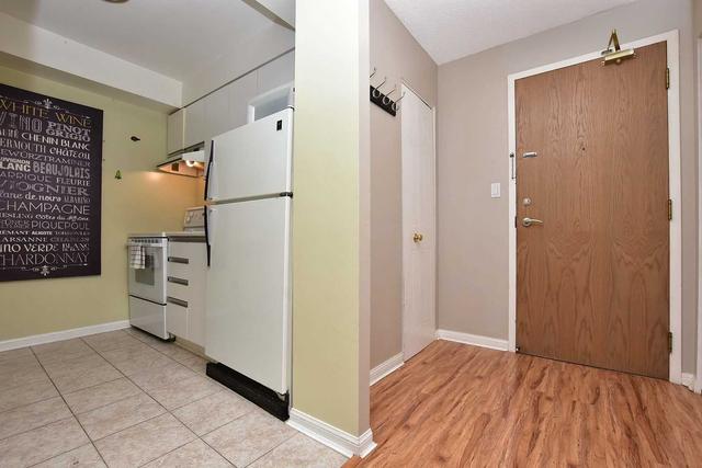004 - 1 Hickory Tree Rd, Condo with 1 bedrooms, 1 bathrooms and 1 parking in Toronto ON | Image 3