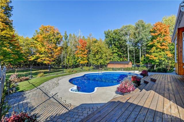 2549 Mitchell Crescent, House detached with 5 bedrooms, 4 bathrooms and 8 parking in Ottawa ON | Image 3