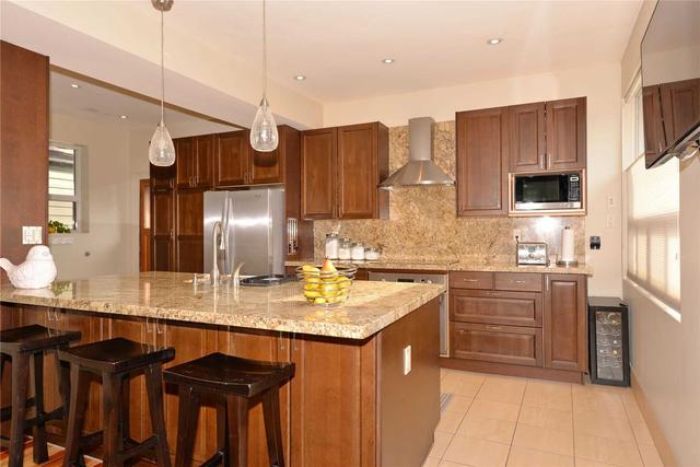 17 Linnsmore Cres, House detached with 5 bedrooms, 3 bathrooms and 4 parking in Toronto ON | Image 2