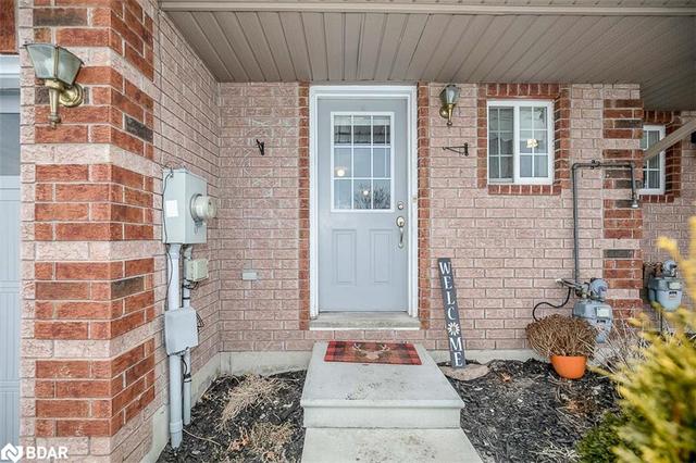 386 Dunsmore Lane, House attached with 3 bedrooms, 1 bathrooms and 3 parking in Barrie ON | Image 3